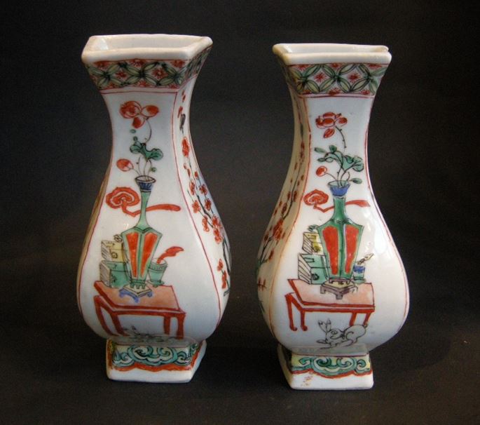 Pair porcelain wall vases &quot;famille verte&quot; with vases and rabbits -Kangxi period | MasterArt